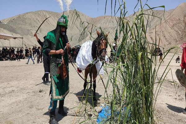 تعزیه خوانی در روز عاشورای حسینی در گلزار شهدای بار 