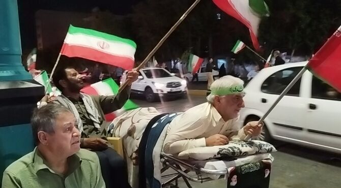 حضور شبانه جانبازان دفاع مقدس در خیابان های اصفهان نمادی از اتحاد و حمایت از وطن