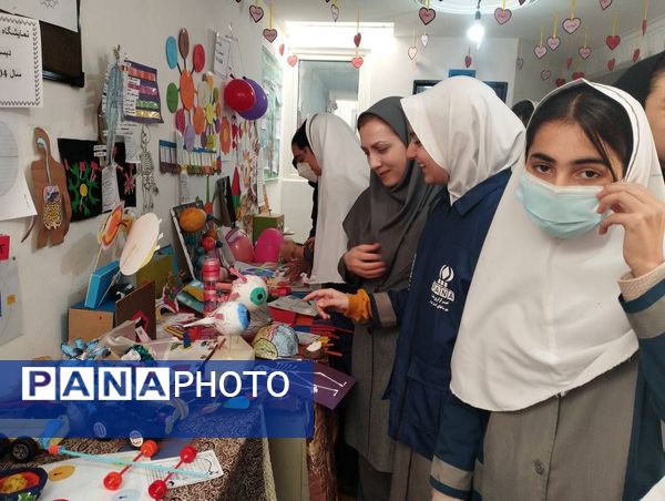 جشنواره بازی و یادگیری همزمان با ایام الله دهه فجر در دبستان وحدت