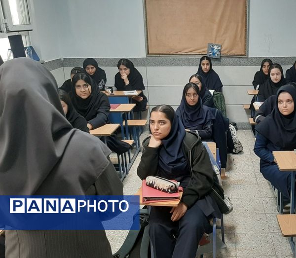 اولین جلسه هدایت تحصیلی در دبیرستان دخترانه کوثر فرهنگیان
