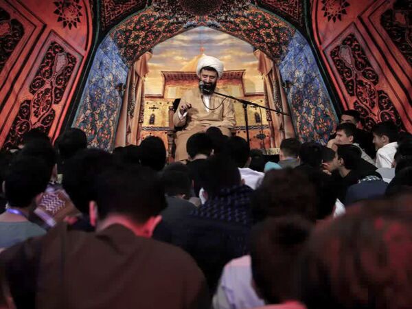 جلوه‌ای از اعتکاف دانش‌آموزی در مسجد امام علی‌بن‌ابی‌طالب (ع)