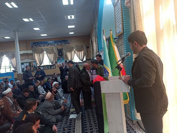  نماز عبادی، سیاسی جمعه با رنگ و بوی دهه فجر در فاروج