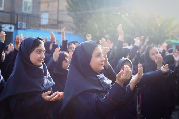 صبحگاهی غرق در علم و شادمانی در آموزشگاه جمهوری اسلامی ناحیه یک شهرستان بهارستان 