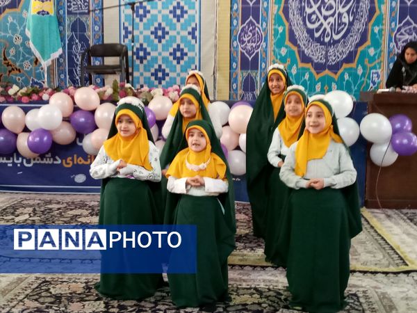 دکلمه‌خوانی دانش‌آموزان در مقابل مادران شهرستان قدس به‌مناسبت روز مادر