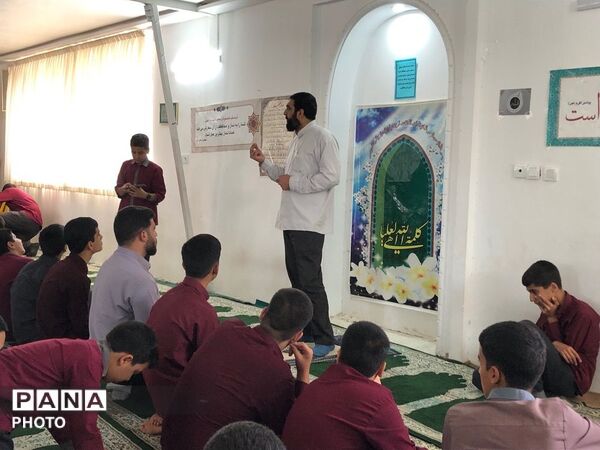 مراسم نماز جماعت دانش‌آموزان در دبیرستان میثاق