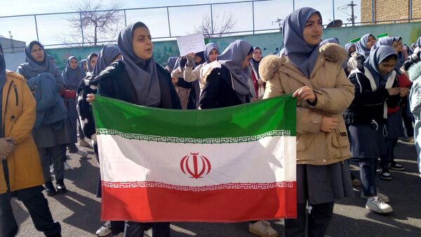 جلوه‌ای از همدلی و عشق به وطن در مدرسه والدین ۲ آناخاتون همزمان با زنگ انقلاب
