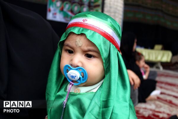 پرچم عشق حسینی بر دستان مادران و شیرخوارگان