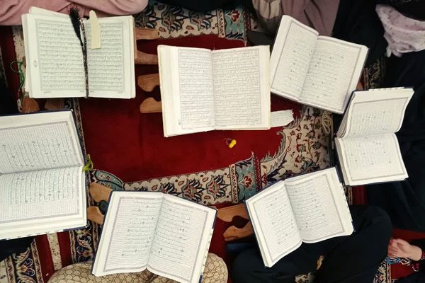 بازدید مسئولان آموزش‌ و پرورش از اعتکاف دختران در مسجد الزهرا(س) قیامدشت