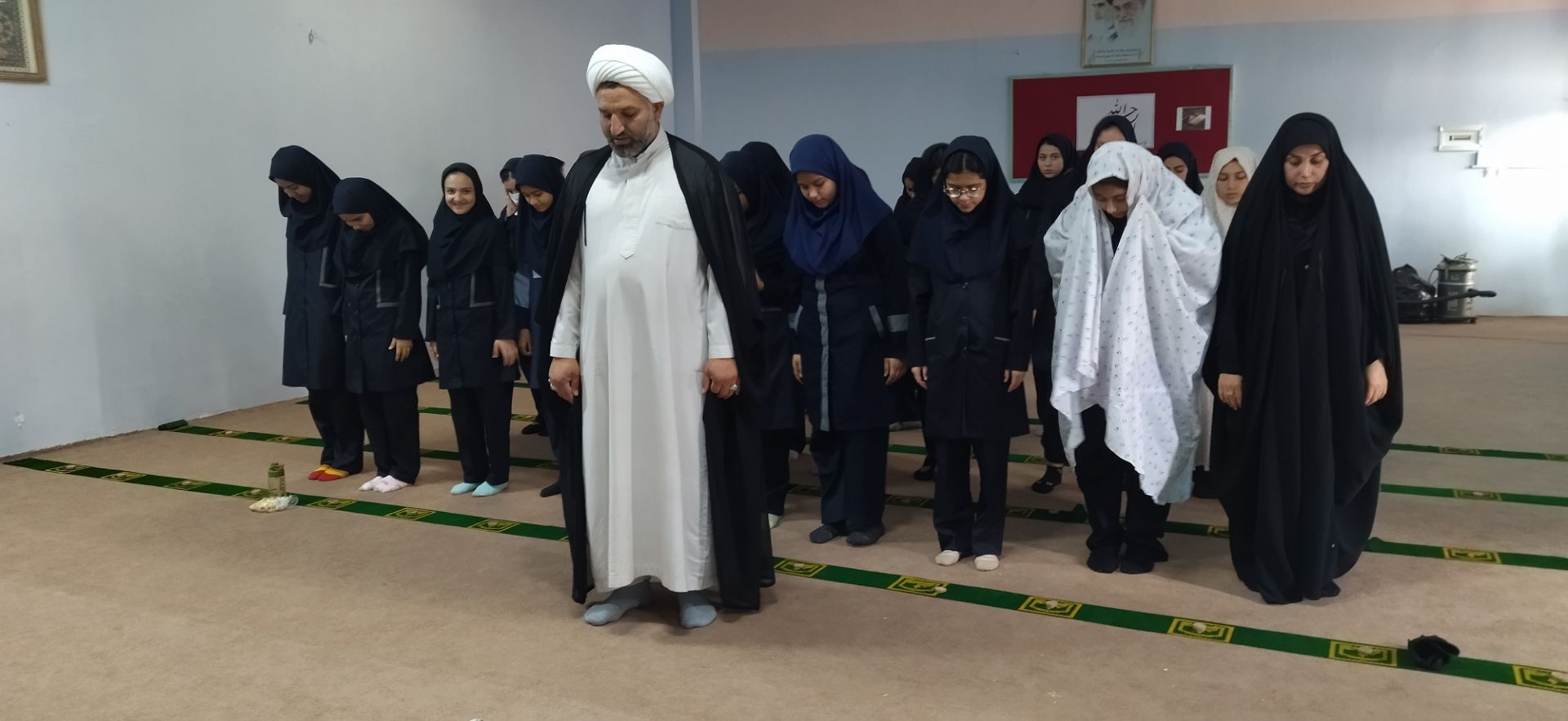 اولین مراسم نماز جماعت سال تحصیلی جدید در دبیرستان فرهنگیان 