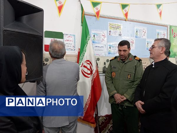 نواختن زنگ انقلاب در مدرسه قادر خانزاده شهرستان بانه