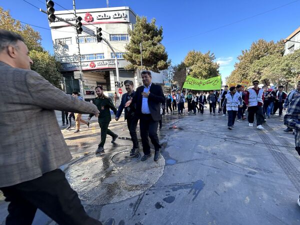 راهپیمایی ۱۳ آبان مدرسه شهید رجایی یک بجنورد