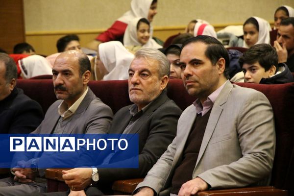 رونمایی از کتاب «تنها در میان جمع» دانش‌آموز نویسنده تبریز 