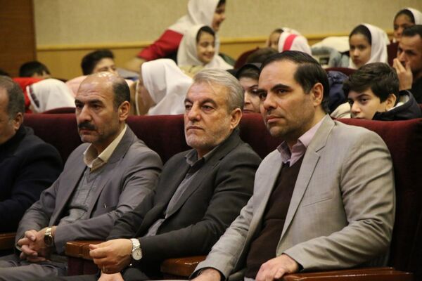 رونمایی از کتاب «تنها در میان جمع» دانش‌آموز نویسنده تبریز 