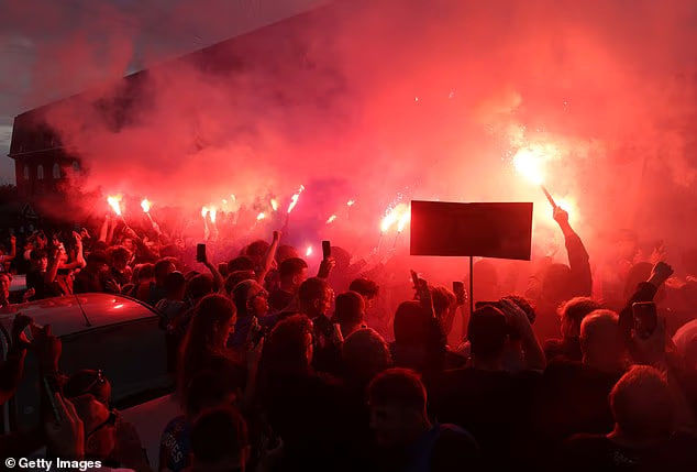  آتش خشم سکوهای کریستال پالاس علیه UEFA