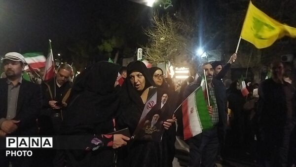 مردم نیشابور خانوادگی در میدان حاضر هستند 