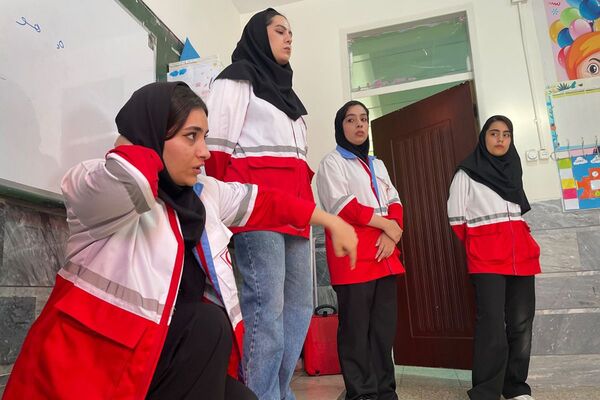 مانور تخلیه اضطراری و آمادگی برای لحظات بحرانی در مدرسه معراج بهارستان‌دو