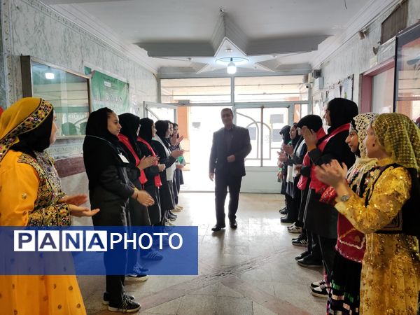 بازدید قطب کشوری مدیران از آموزشگاه شهدای معلم 2 همزمان با برپایی نمایشگاه علمی پژوهشی، انرژی های نوین، ادبیات و ریاضی