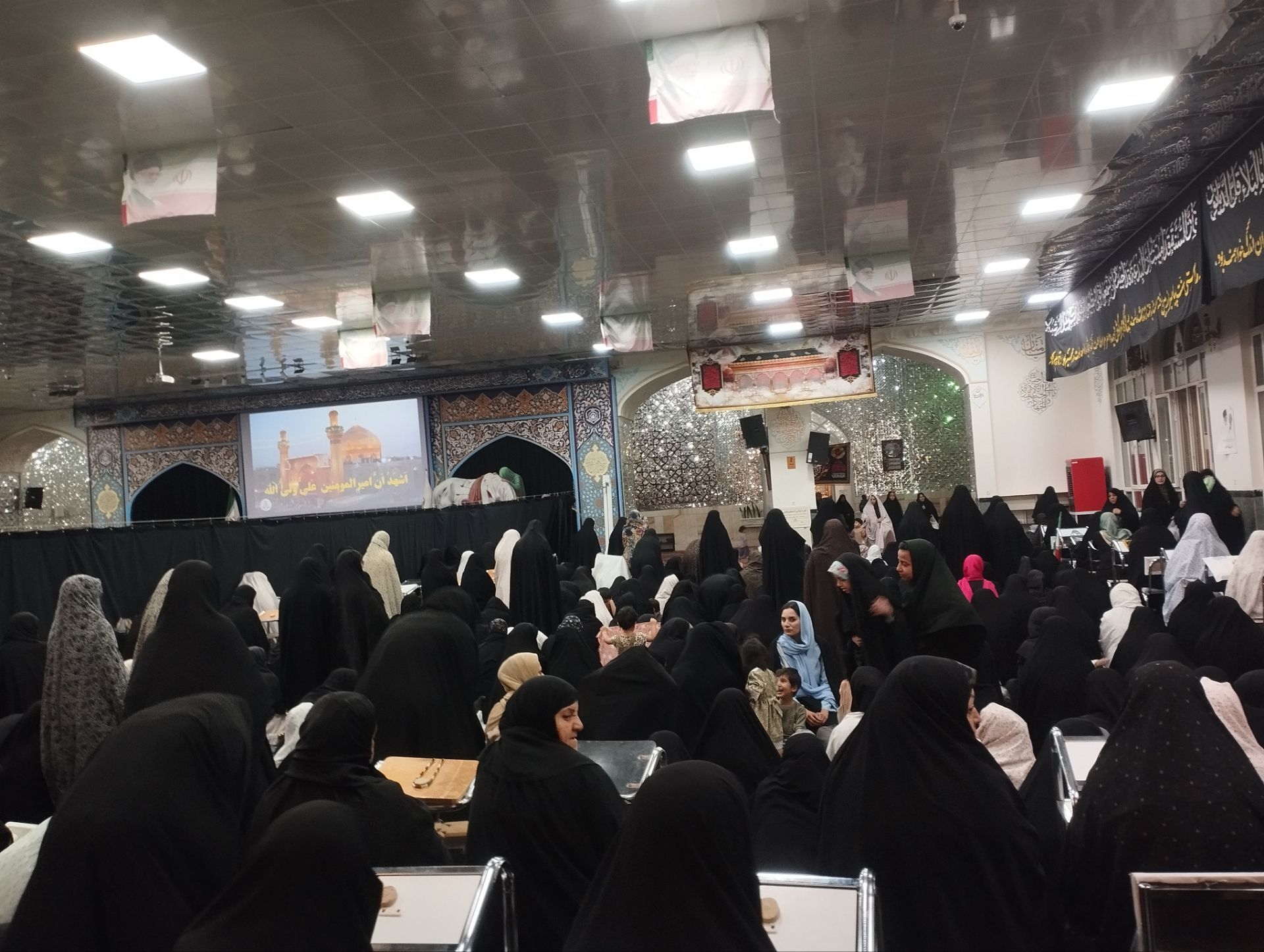  نماز جماعت در امامزاده سید حمزه کاشمر 