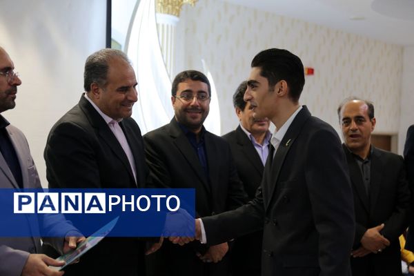 نشست مدیرکل آموزش و پرورش آذربایجان شرقی با نمایندگان مجلس دانش‌آموزی