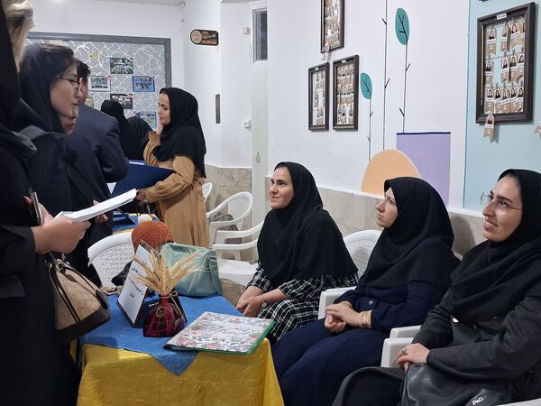 کارنامه‌ها با حضور دبیران تحویل داده شد