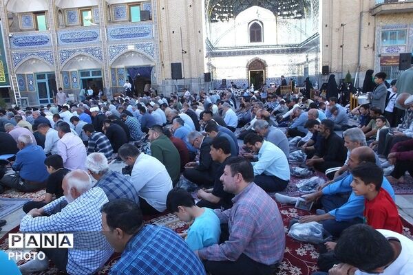 طنین نوای ملکوتی دعای عرفه در حرم حضرت جعفر بن موسی الکاظم (ع) پیشوا