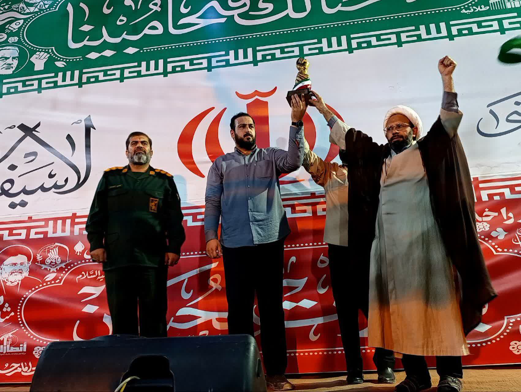 رونمایی از نماد «مشت گره کرده رهبر شهید» در قم