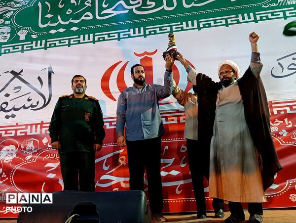 رونمایی از نماد «مشت گره کرده رهبر شهید» در قم