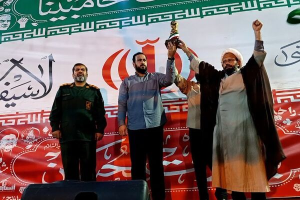 رونمایی از نماد «مشت گره کرده رهبر شهید» در قم