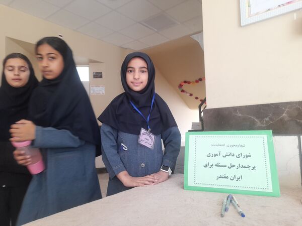 حضور دانش آموزان در انتخابات شورا دانش آموزی دبستان فرهنگ فرازمند