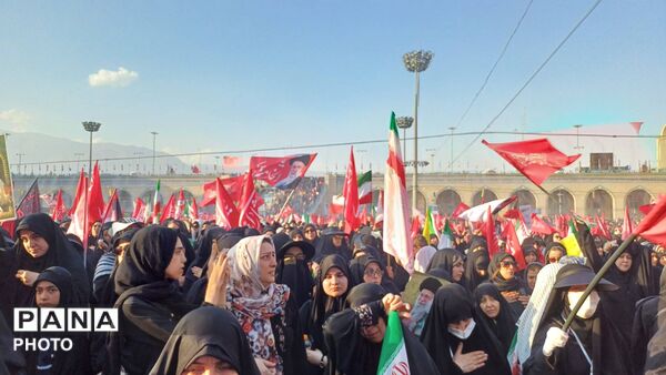 وداع با رهبر شهید انقلاب اسلامی امام خامنه‌ای و خانواده شهید  ایشان در مصلی امام خمینی(ره) 