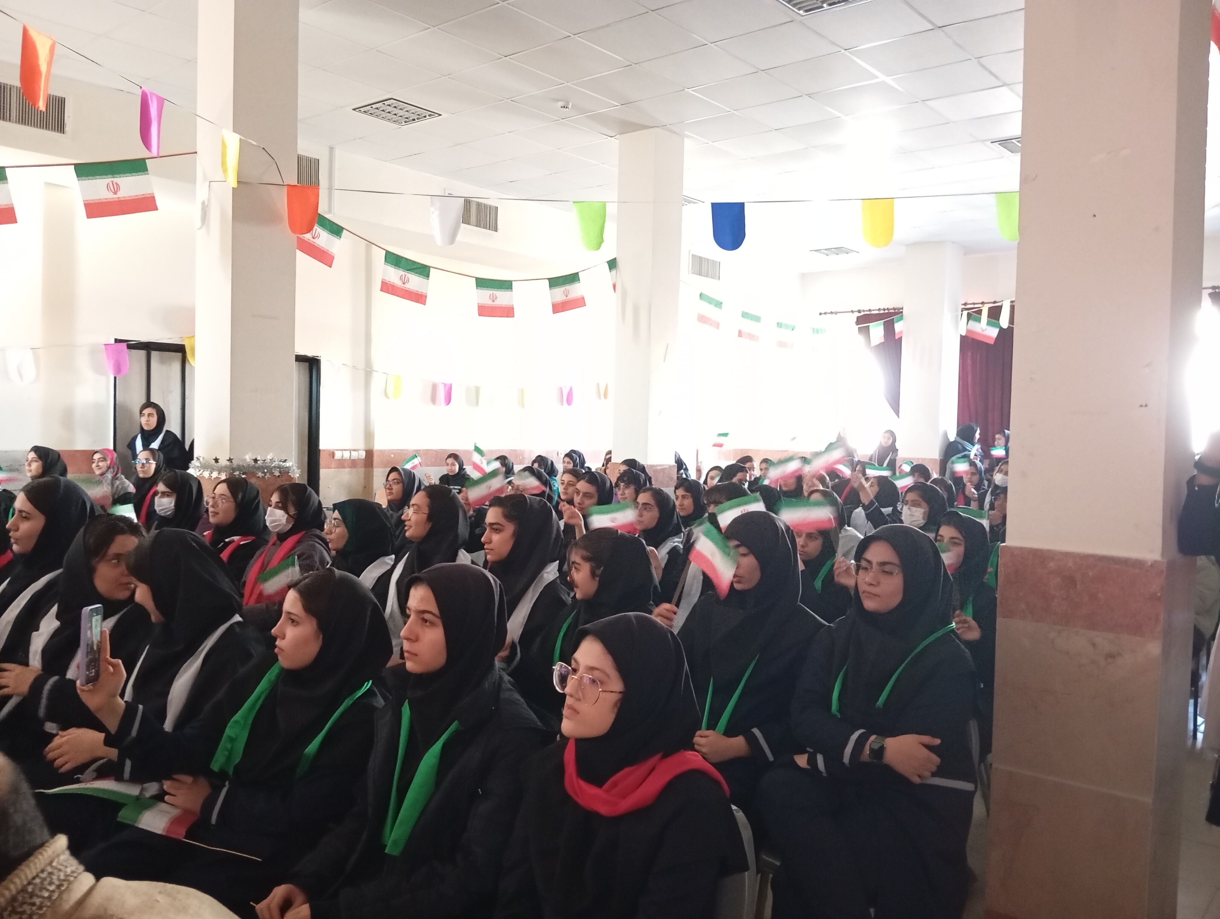 جشن پیروزی انقلاب اسلامی در مدرسه ۱۲فروردین منطقه پردیس 