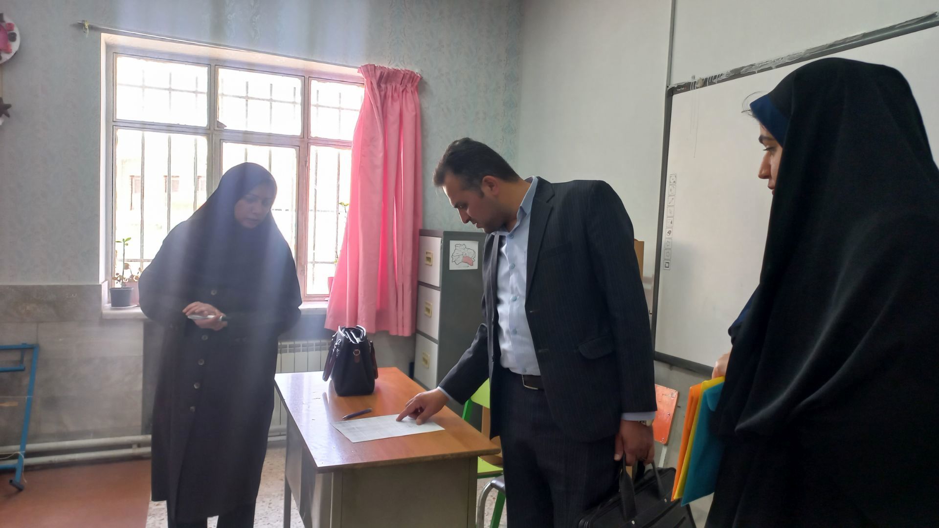 بازدید سرپرست اداره آموزش و پرورش استثنایی استان از روند برگزاری امتحانات نوبت دوم