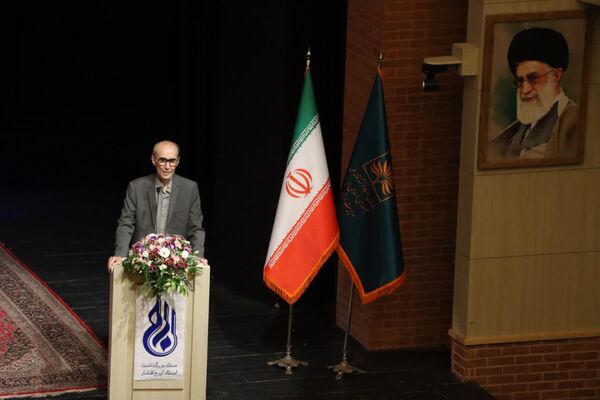 سند هویتی استاد ایرج افشار در یزد رونمایی شد