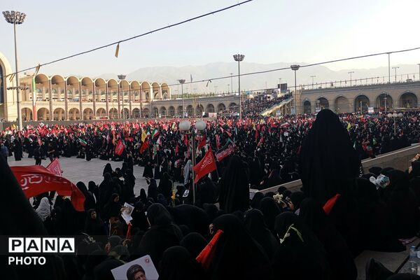 حضور جمعیت و مهمانان ویژه در مراسم وداع با رهبر شهید در مصلی امام خمینی تهران