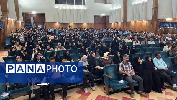 تجلیل از برترین‌های آموزشی و پرورشی دبیرستان نمونه آیت‌الله خامنه‌ای کاشمر