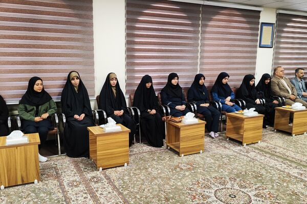 دیدار دختران دانش‌آموز سنندجی با نماینده ولی‌فقیه در کردستان 