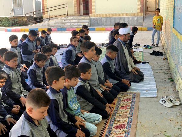 زنگ مهر و زنگ نماز دبستان معلم شهر آشخانه 