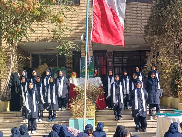 نواختن زنگ آغاز سال تحصیلی در دبیرستان شاهد شهید کلانتری همزمان با سراسر کشور 