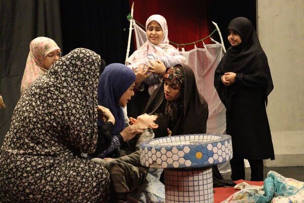 «روایت زمان»؛ هنرنمایی تئاتری در ستایش شهدا روی صحنه فرهنگسرای رازی ورامین