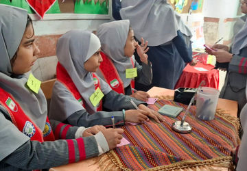 دانش‌آموزان دبستان نیایش با رأی خود آینده مدرسه را رقم زدند