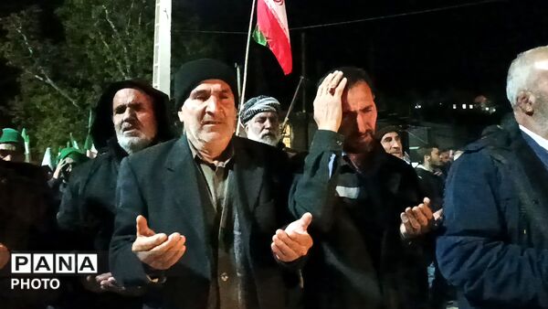 پنجاه و یک شب در کنار هم به عشق رهبر و وطن 