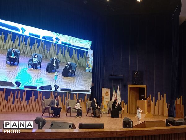 حضور دانش‌آموزان دختر هرمزگانی در همایش بزرگ تحصیلی «یاد نوین»
