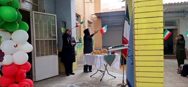 آیین بازگشایی مدارس و استقبال از دانش آموزان در دبیرستان فرزانگان دوره ی اول