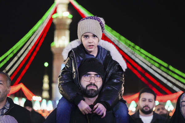 همخوانی سرود «سلام یا مهدی» با حضور ابوذر روحی در مسجد جمکران