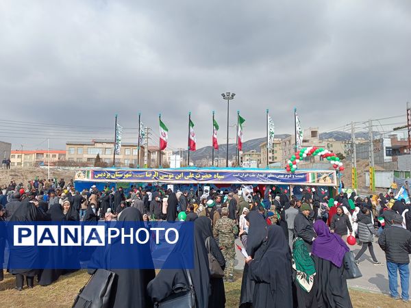 حضور دانش‌آموزان در راهپیمایی ۲۲ بهمن شهرستان پردیس 
