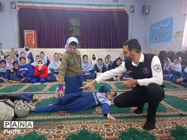 جلسه  آموزشی طرح ماهر سفیران سلامت در مدرسه بنت المهدی صدر ۲