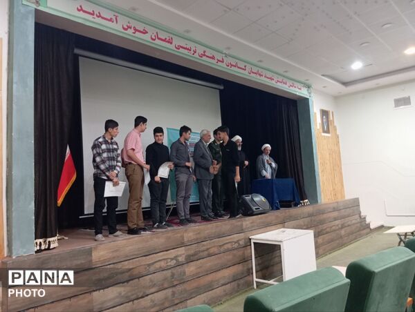 نشست اعضای تشکل های دانش آموزی با امام جمعه کاشمر 