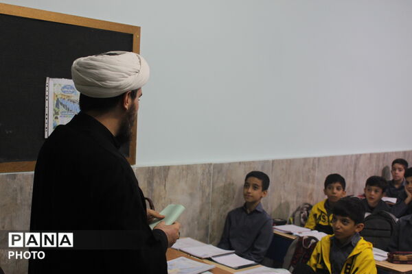 اجرای طرح مهربان‌تر از مادر؛  آشنایی دانش‌آموزان با سیره حضرت زهرا (س) در مدرسه شهدای معلم