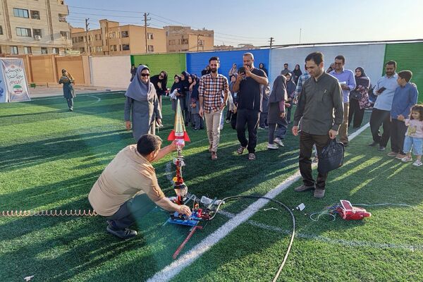 هیجان پرتاب موشک آبی در هفته هوافضا با حضور دانش‌آموزان در پژوهشسرای خواجه نصیرالدین طوسی