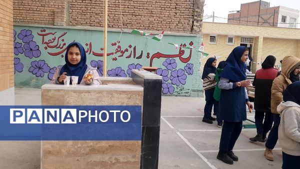 نمایشگاه دست‌ساخته‌های ورزشی و چالش عکس و لباس دوران کودکی و دلنوشته در مدرسه دخترانه ضحی ۲ شیروان